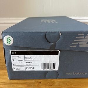 NWT Women’s New Balance 327 Beige, size 8